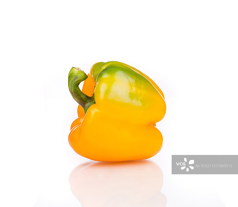 特写：白色背景下的甜椒图片素材