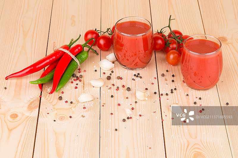 番茄汁组合特写，摩尔多瓦餐桌上的番茄高角度视图图片素材