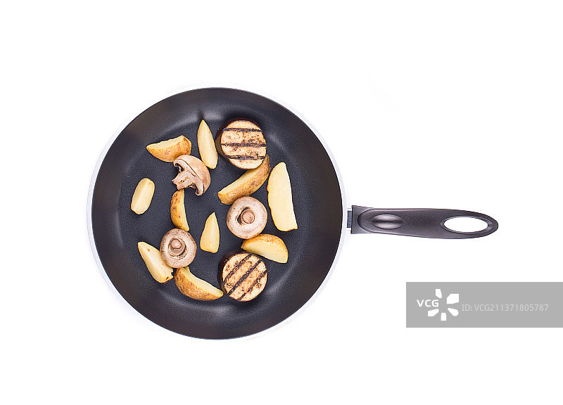 有土豆和蘑菇的煎锅，白色背景盘子中蘑菇的俯视图，摩尔多瓦图片素材