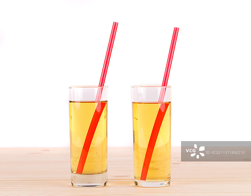 木桌上的苹果汁，白色背景的玻璃杯饮品特写，摩尔多瓦图片素材