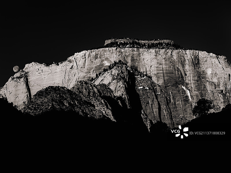 锡安国家公园夜间岩层低角度景观，美国犹他州图片素材