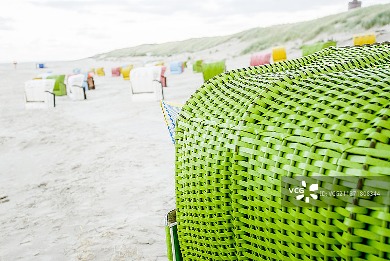 德国尤斯特岛海滩上的绿色空躺椅图片素材