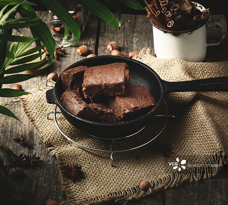 核桃巧克力布朗尼蛋糕图片素材