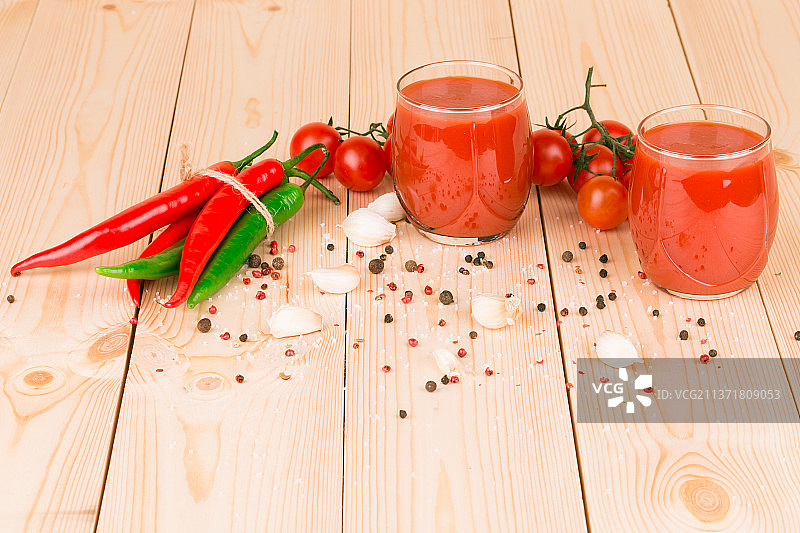 木纹上的热辣椒，摩尔多瓦图片素材