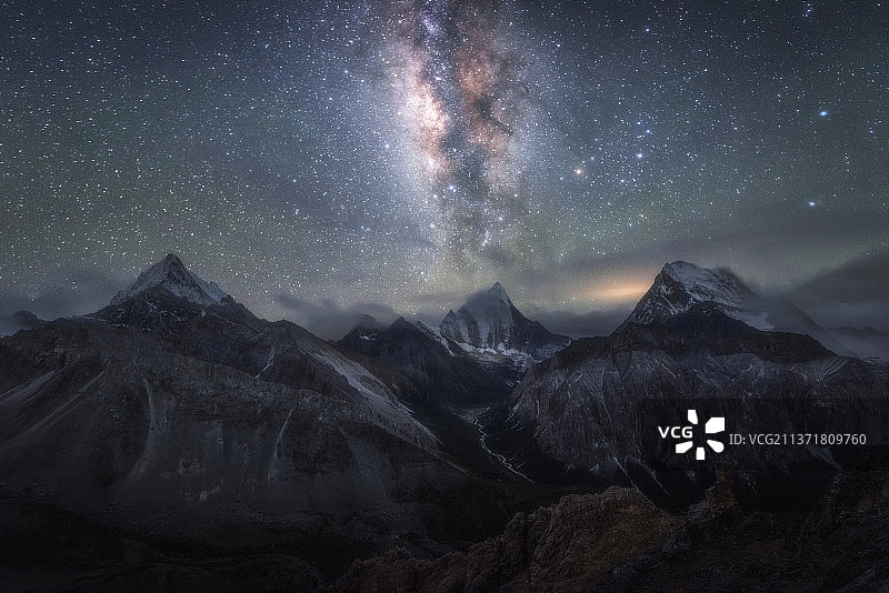 星河与山川图片素材