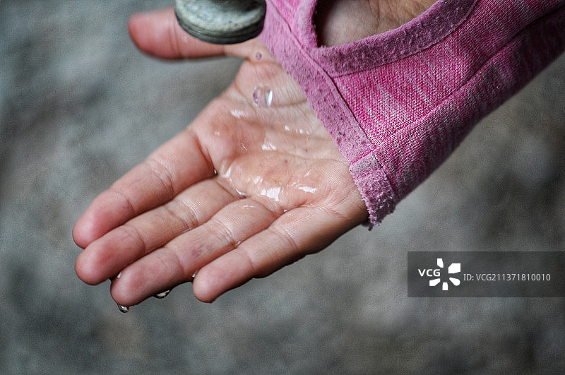 手部特写水滴。图片素材