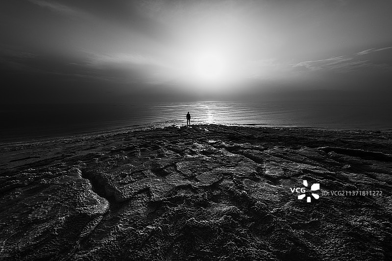 在月球漫步，男人站在死海地区海滩上的剪影，以色列图片素材