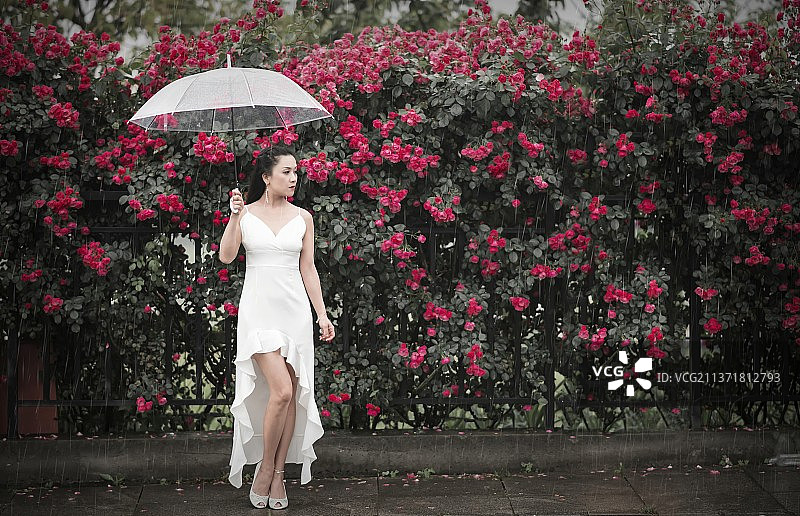 一个女人在花园里图片素材