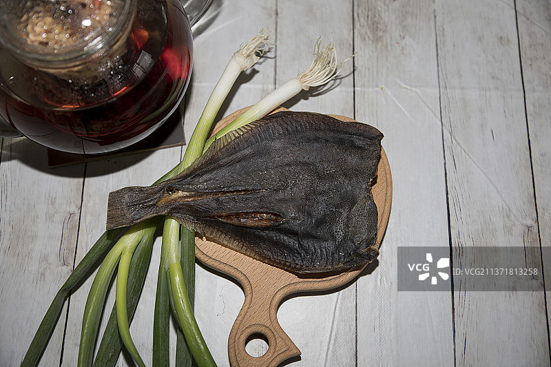 英国埃塞克斯郡熏鱼和一壶茶的高角度视图图片素材