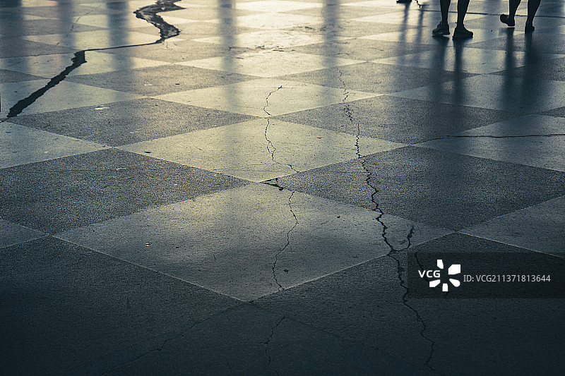 美国阿斯伯里帕克瓷砖地面上行走的人群图片素材