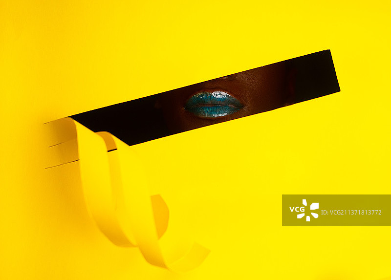 黄色背景上的电影胶片特写，英国布莱顿图片素材