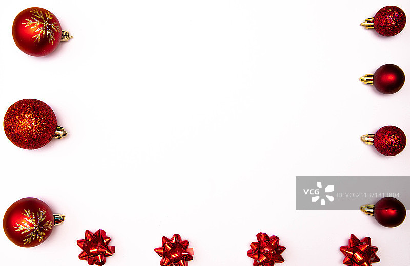 白色背景上的圣诞树玩具装饰图片素材