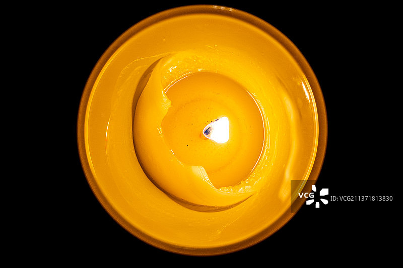 黑色背景下的烛光特写图片素材