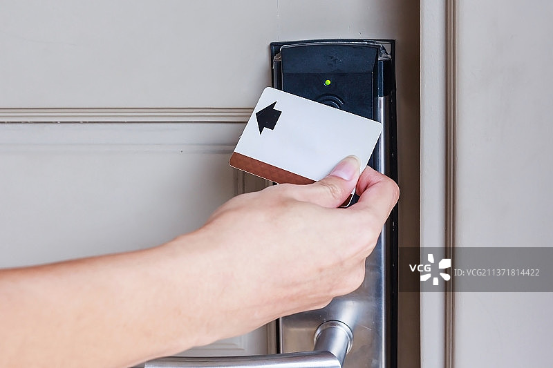 女人打开酒店门把手的裁剪手部照片图片素材