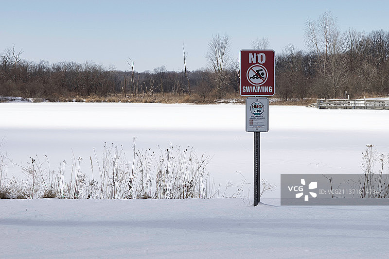 禁止游泳，冬季结冰湖面的景色图片素材