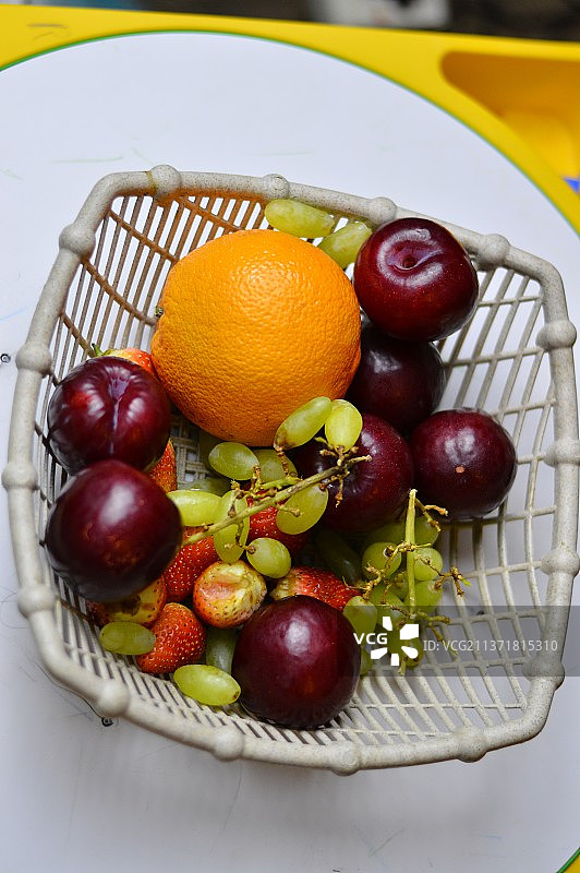 桌子上篮子里的水果高角度视图图片素材