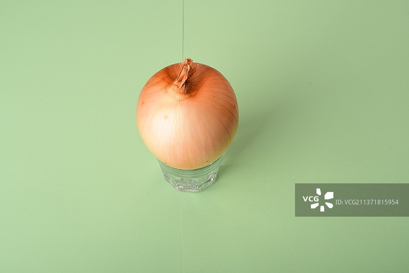餐桌上的洋葱（高角度拍摄）图片素材