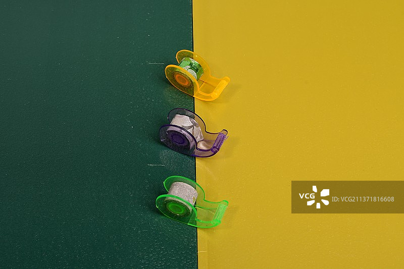 彩色胶水和太阳镜图片素材