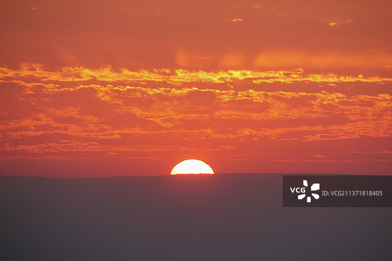 迷人的日出天空背景，清晨的阳光图片素材
