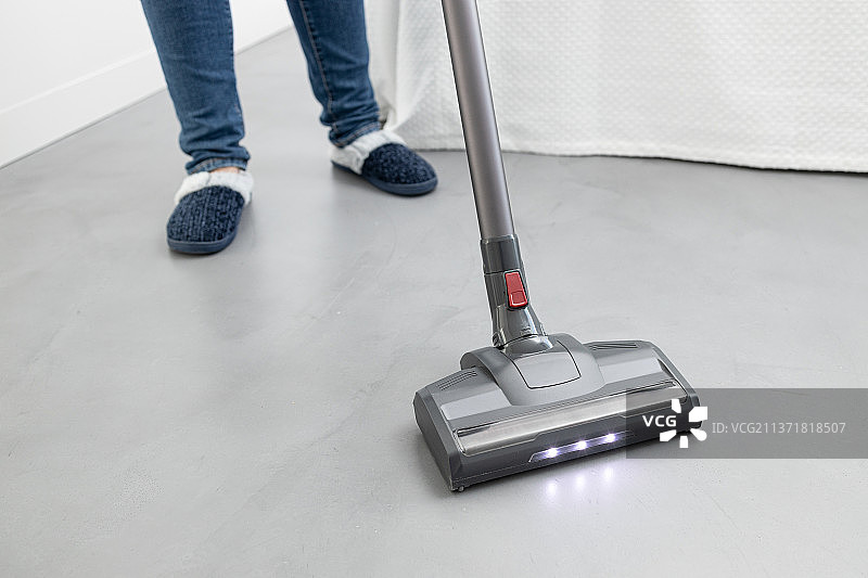 女人用无线吸尘器清洁图片素材