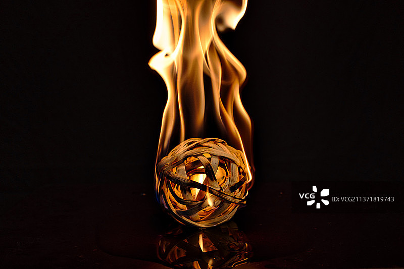黑色背景下容器中火焰的特写图片素材