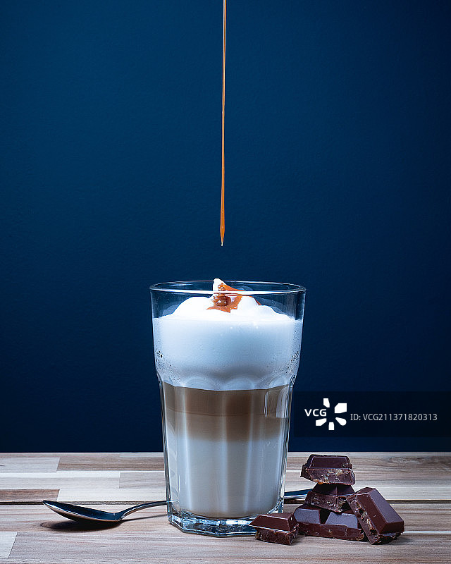 焦糖拿铁玛奇朵与泡沫巧克力（蓝色背景）图片素材