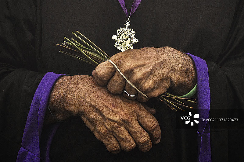 男子手捧鲜花半身像，委内瑞拉苏利亚州马拉开波图片素材