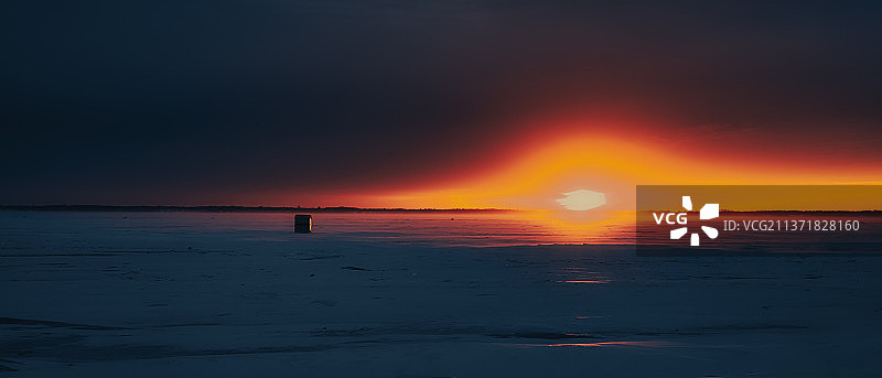 日落时分美国密歇根州埃斯卡纳巴的壮丽海景图片素材