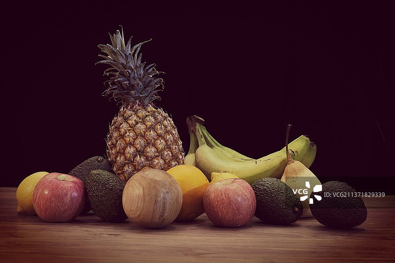 黑色背景下桌上的水果特写图片素材