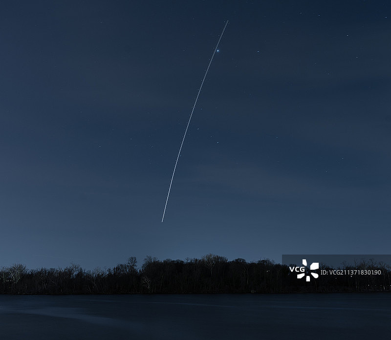 夜空中飞机的轨迹，夜空中蒸汽轨迹的风景图片素材