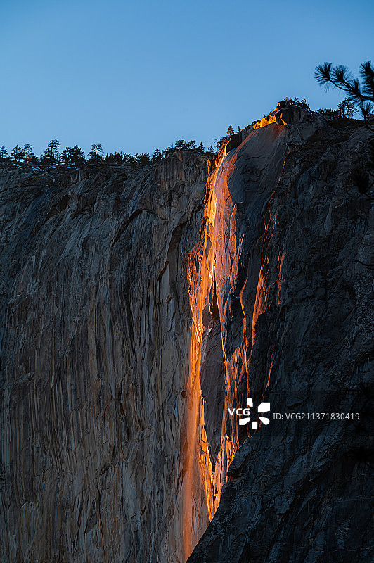 美国加利福尼亚州马尾瀑布天空岩层仰视景观图片素材