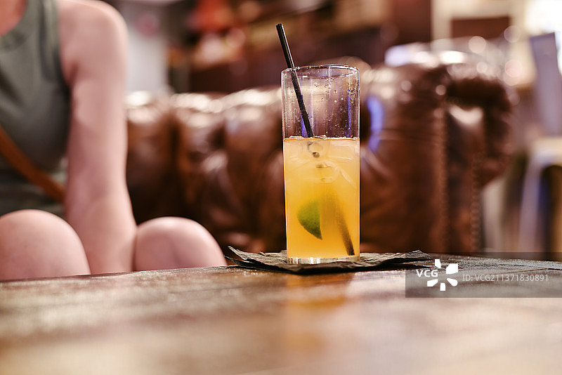 坐在桌旁喝饮料的女子图片素材