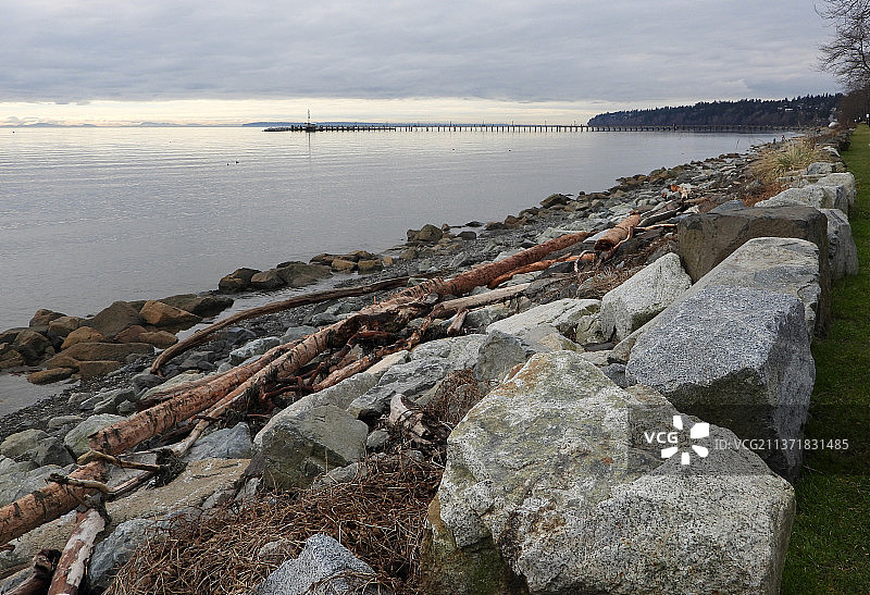 从远处眺望不列颠哥伦比亚省白石镇的木制码头图片素材