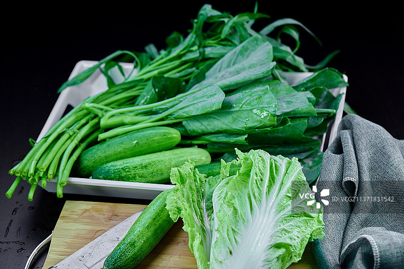 泰国曼谷：塑料碗里的各种有机新鲜绿色蔬菜图片素材