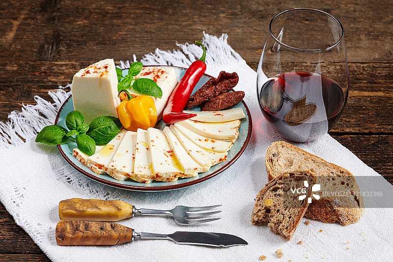 罗勒辣椒装饰的新鲜软奶酪拼盘，斯洛伐克图片素材