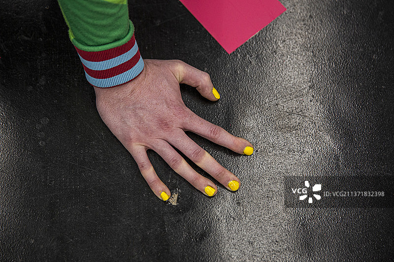 手涂黄色指甲油的照片图片素材