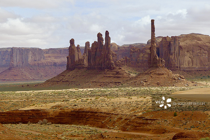 亚利桑那州沙漠中的高大岩层全景图片素材