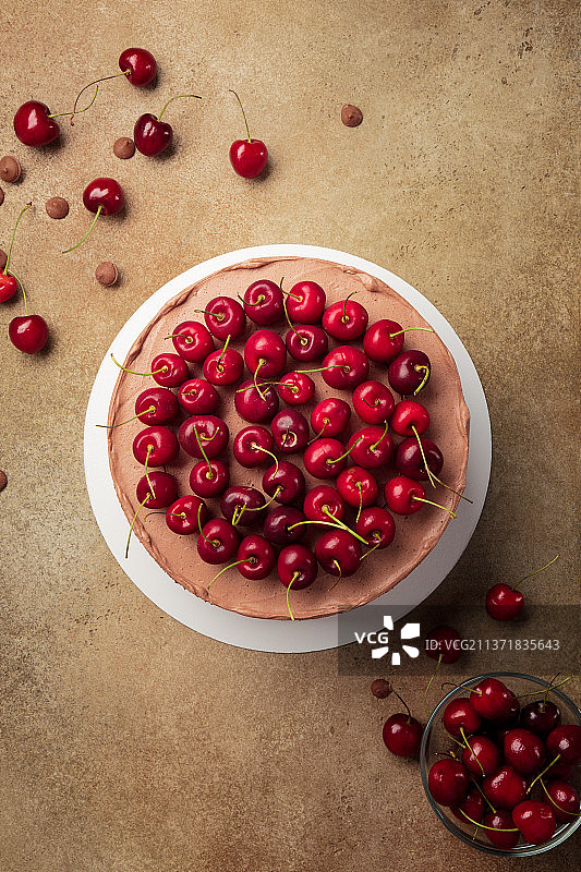 整个蛋糕顶视图，碗里的樱桃俯视拍摄图片素材