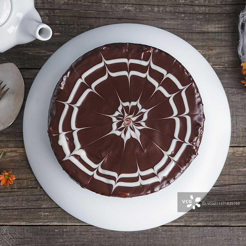 蛋糕俯视图：餐盘中的完整蛋糕图片素材