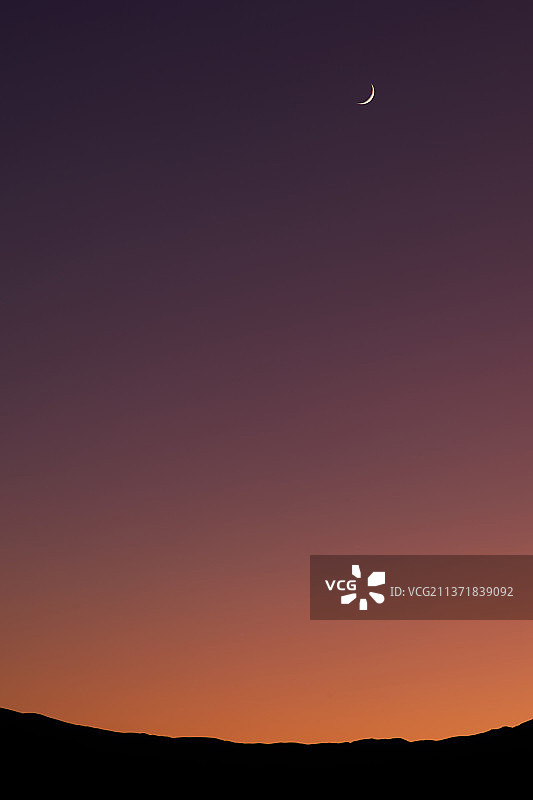 调色板上的月亮，日落时加利福尼亚州因约县的风景剪影图片素材