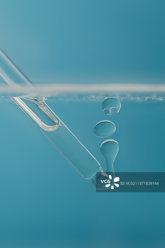 带气泡的水中化妆品滴管图片素材