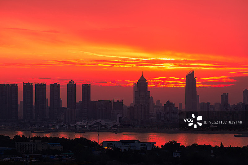 日落时建筑物在天空下的剪影图片素材