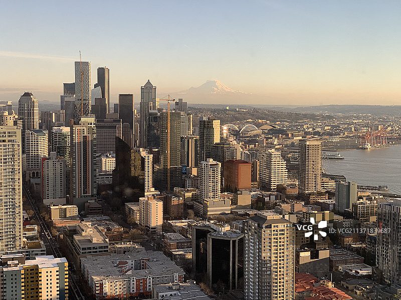 西雅图雷尼尔山城市建筑航拍，华盛顿州，美国图片素材