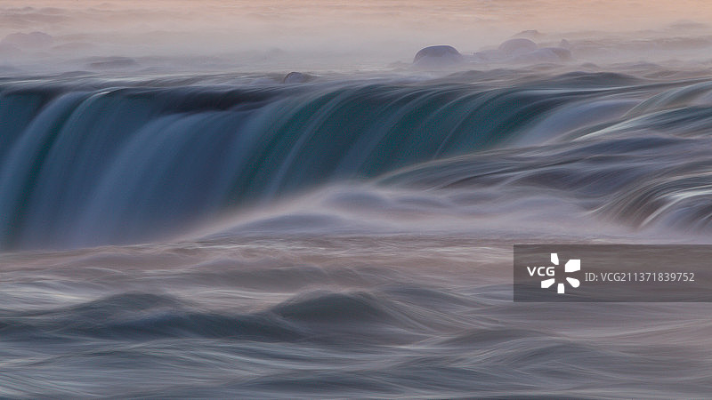 流动的水，尼亚加拉大瀑布的壮丽景色，加拿大安大略省图片素材