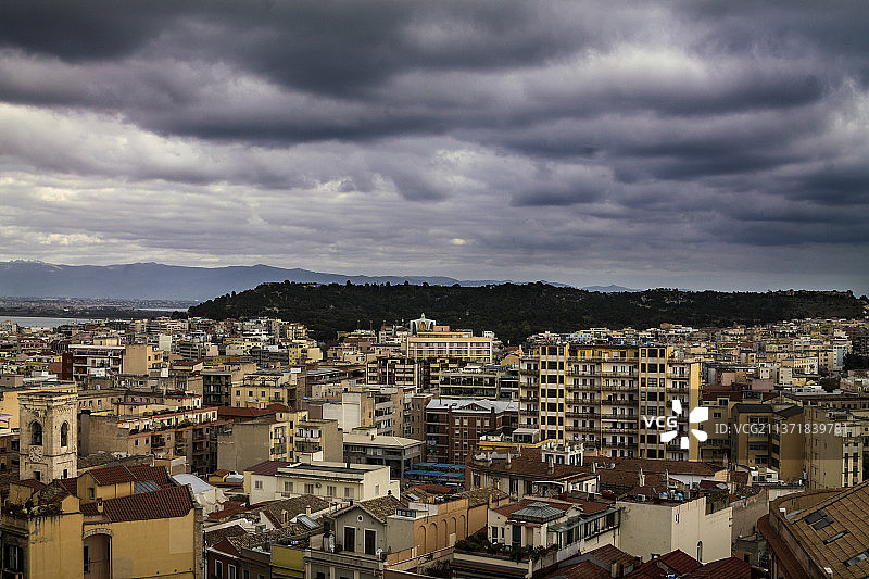 多云的卡利亚里，城镇景观高角度视野，意大利卡利亚里图片素材