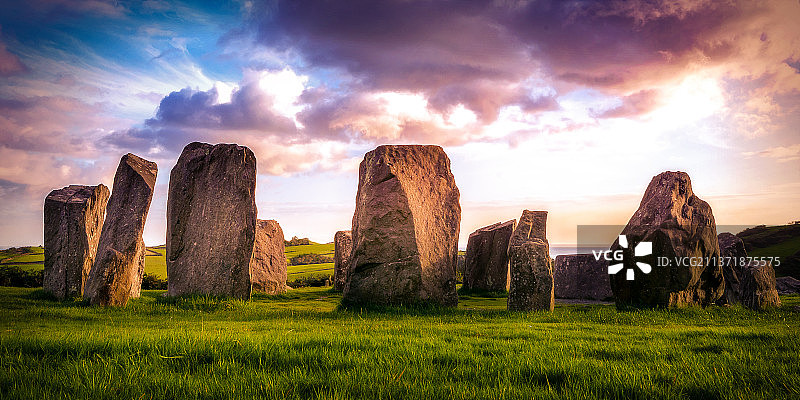 天空背景下田野岩石全景图片素材
