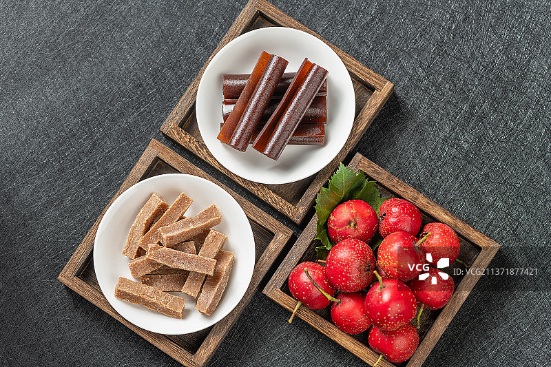 消食开胃的果丹皮山楂条特写黑色背景图片素材