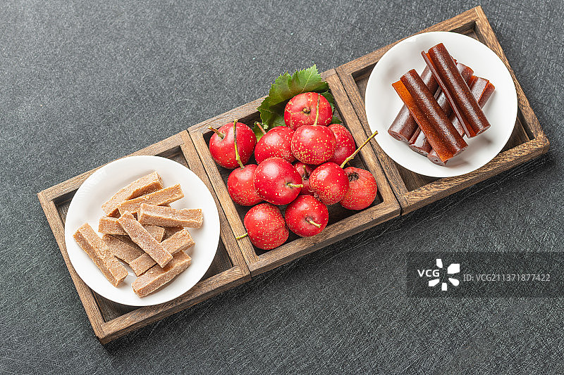 消食开胃的果丹皮山楂条特写黑色背景图片素材