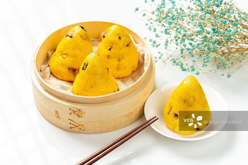 红枣窝头特写白色背景图片素材