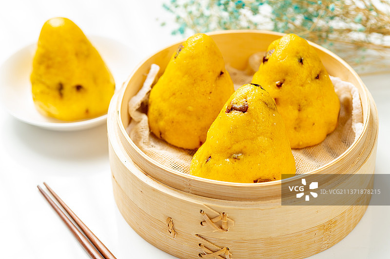 红枣窝头特写白色背景图片素材